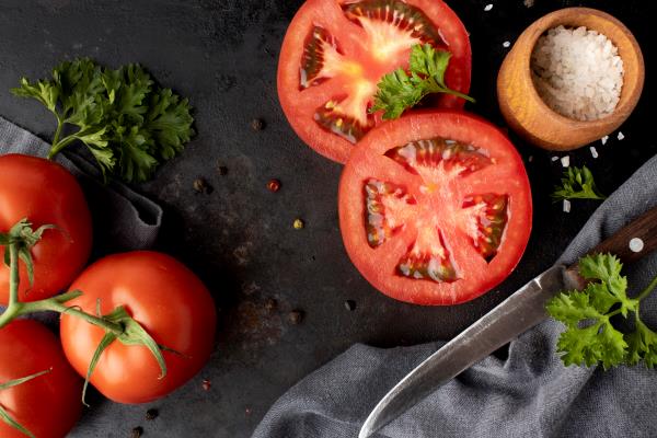 arrangement of delicious fresh tomatoes - Жареная ветчина с помидорами