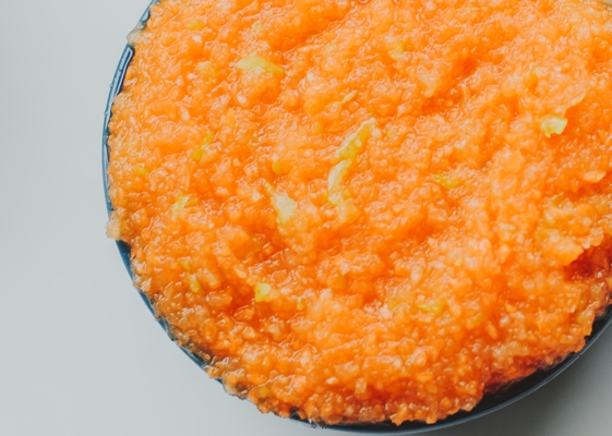 baby food carrot puree with green apples in ceramic bowl - Монастырская кухня: пшённые галушки, ореховая тарталетка