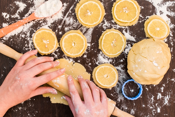 baking gingerbread cookies biscuits with lemon slices lemon biscuits - Монастырская кухня: галушки по-охотничьи, лимонное печенье