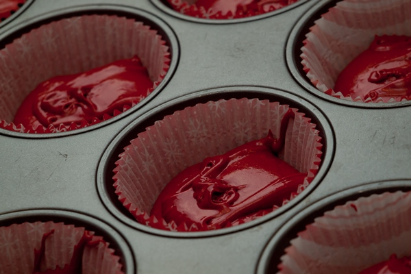 baking red velvet cupcakes for party - Монастырская кухня: похлёбка с фасолью и рисом, свекольный кекс