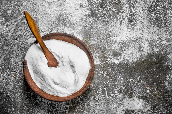 baking soda in a bowl on rustic background - Монастырская кухня: рисовая каша с малиной, пирожное с черносливом