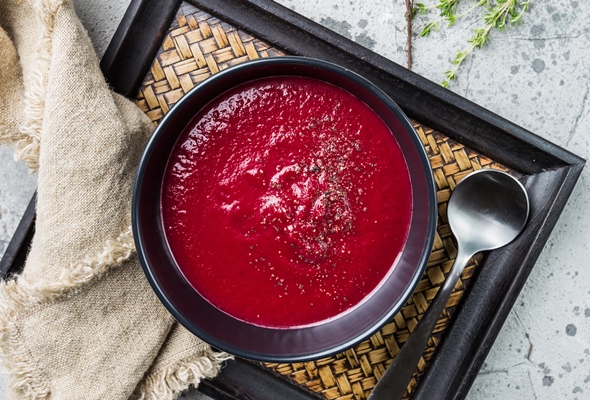 beetroot mashed soup with cream apple cheese and thyme in a bowl - Монастырская кухня: похлёбка с фасолью и рисом, свекольный кекс