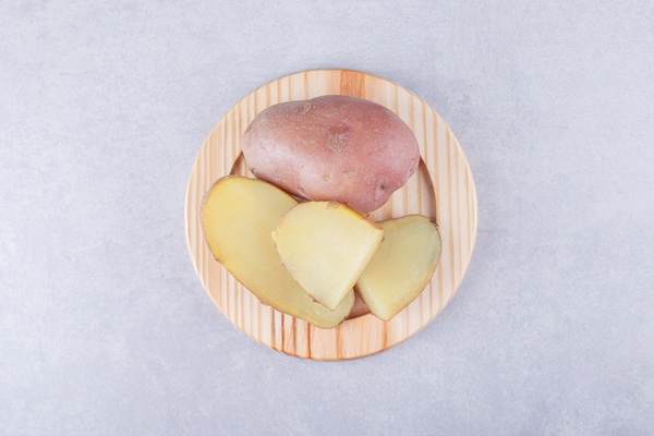 boiled delicious potatoes on wooden plate - Монастырская кухня: галушки по-охотничьи, лимонное печенье
