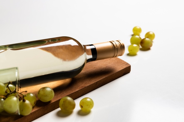 bottle of white wine on cutting board - Монастырская кухня: мидии в белом вине, салат из авокадо со спаржей и креветками
