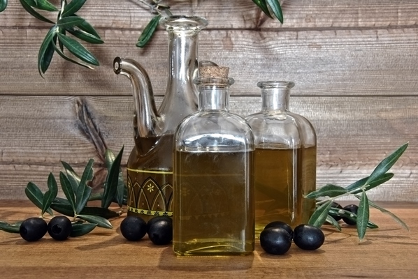 bottled olive oil in small glass jars - Монастырская кухня: жареная зубатка, запечённое яблоко с орехами