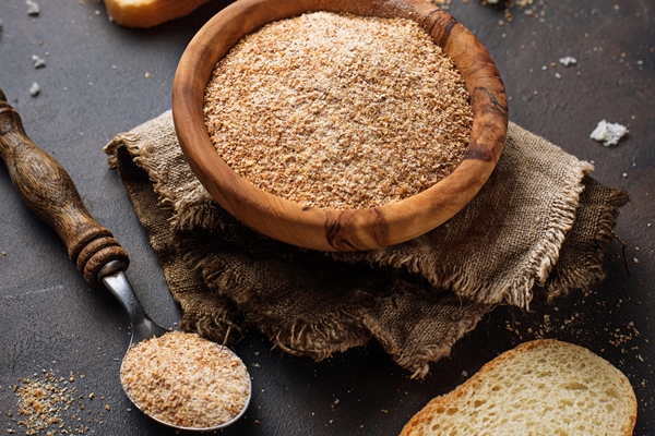 bowl of breadcrumbs and slices of a loaf - Ромштекс