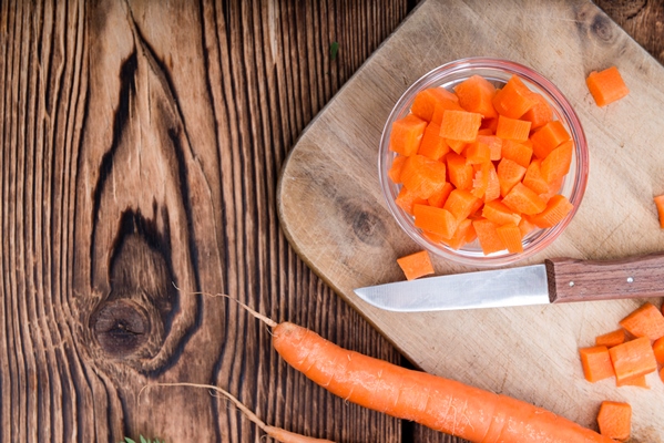 bowl with diced carrot - Монастырская кухня: суп-пюре морковно-тыквенный, овощи-гриль, салат из красной фасоли с грибами и сухарями