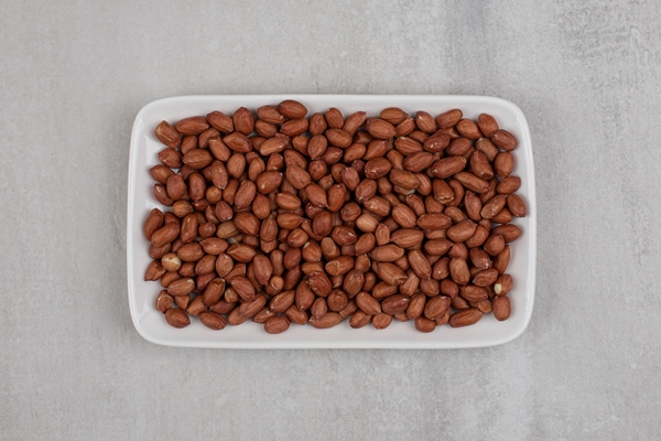 bunch of organic peanuts on white plate - Шоколадно-арахисовая паста