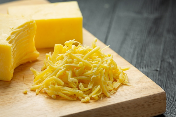 cheddar cheese on dark wooden surface - Ленивые хачапури