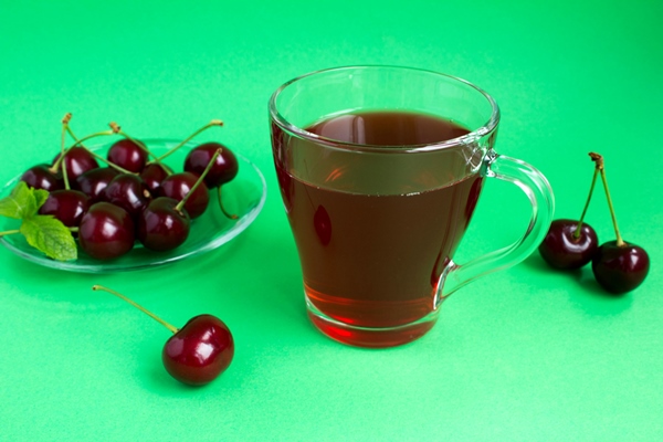 cherry compote and cherry on the saucer on green - Монастырская кухня: постный шоколадно-кофейный пирог с вишней и бананами, овощной суп