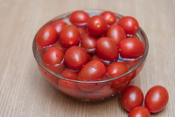 cherry tomatoes on the table - Монастырская кухня: мидии в белом вине, салат из авокадо со спаржей и креветками