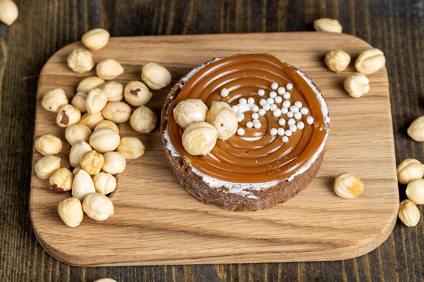 chocolate tartlet with cream filling and salted caramel with nuts - Ореховая паста из фундука
