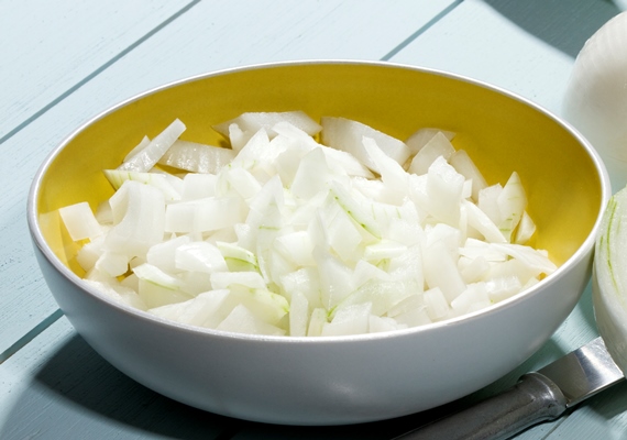 choped onions 1 - Монастырская кухня: жареная зубатка, запечённое яблоко с орехами