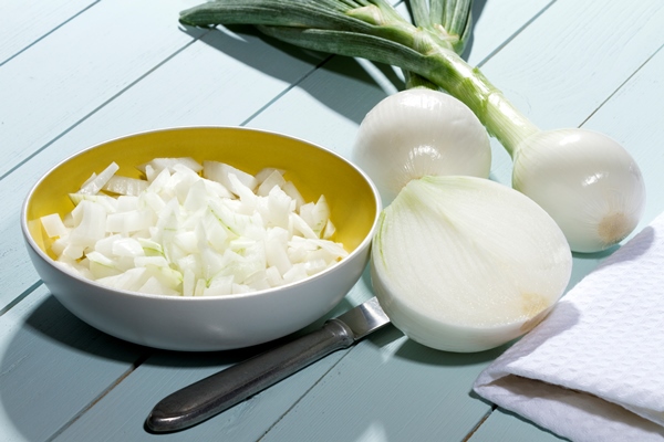 choped onions - Монастырская кухня: фасолевый суп с орехами, банановый рулет