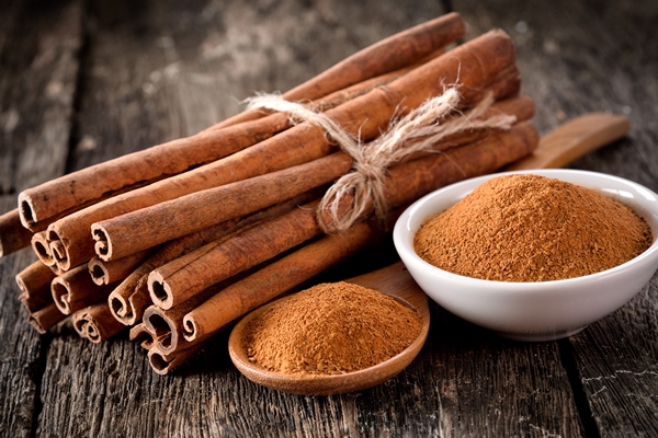 cinnamon powder on table wooden - Овсянка с какао без варки
