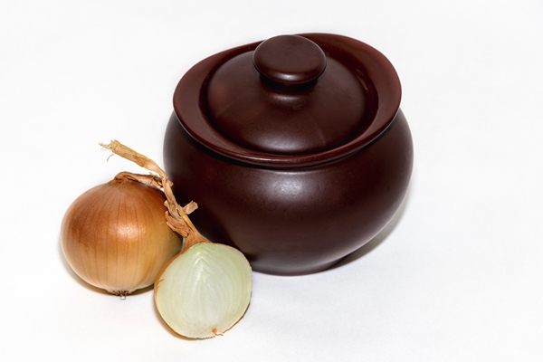 clay pot on a white plate with fresh large onions rustic cuisine onion soup - Монастырская кухня: луковый суп с капустой, свекольные котлеты