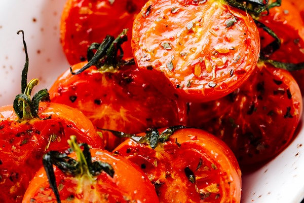 close side view sun dried tomatoes on a plate - Жареная ветчина с помидорами