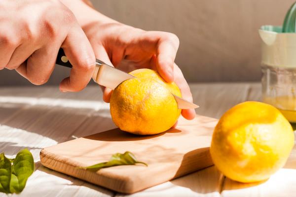 close up hands cutting lemon - Монастырская кухня: лапша с грибами и лимонный пирог