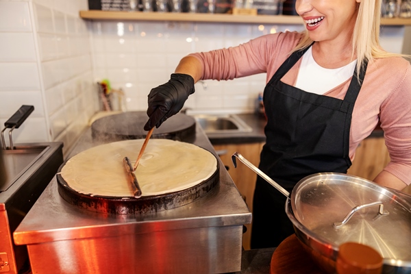 close up of chef baking flapjacks at pancake house - Блинчики с луком и яйцом