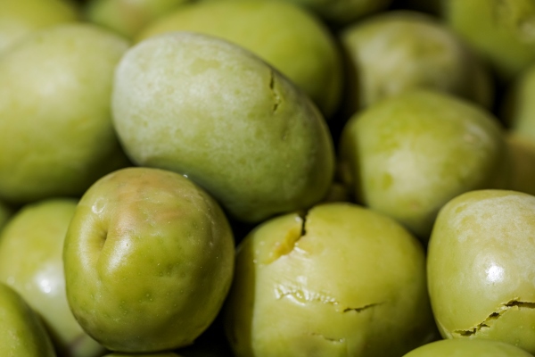 close up of fresh green olives - Монастырская кухня: картофельный салат, суп рыбный с репой