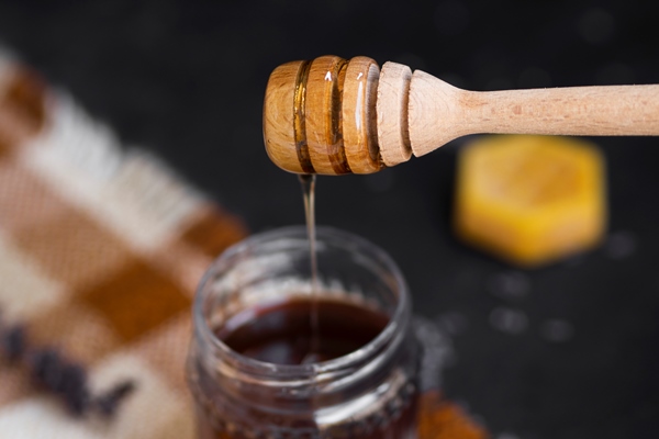 close up of honey on dipper - Овсянка с манго, бананом и чиа