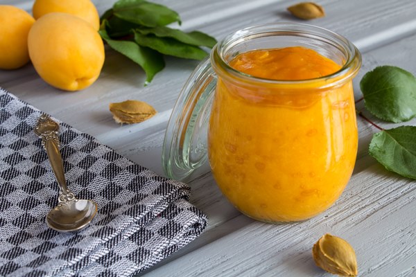 close up on apricot puree in the glass jar - Десерт из кураги без варки