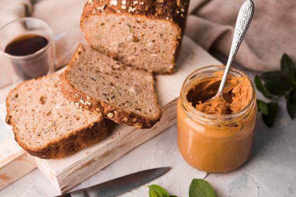 close up peanut butter with homemade bread - Арахисовая паста