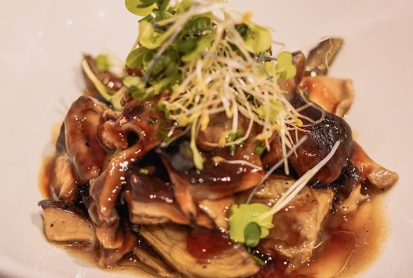 closeup of a gourmet serving of a mushroom scramble in a fancy restaurant - Монастырская кухня: рисовые котлеты с грибным соусом, овсяное печенье