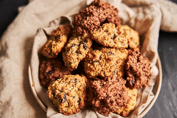 closeup shot of delicious homemade oatmeal cookies in a plate - Монастырская кухня: рисовые котлеты с грибным соусом, овсяное печенье