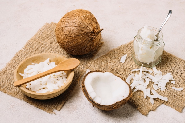 coconut oil and nut on sackcloth pieces 1 - Урбеч из кешью с кокосом