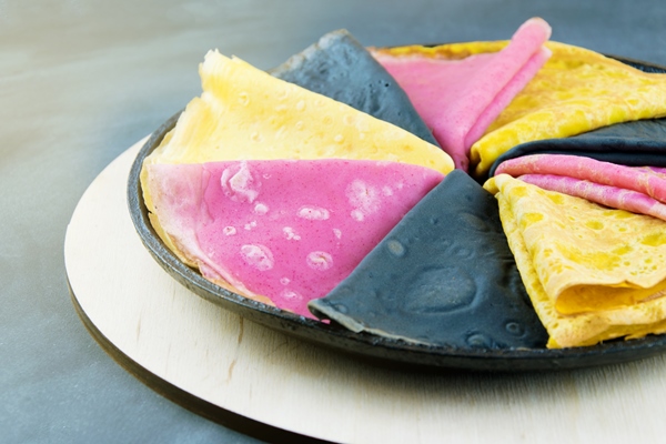 colorful pancakes in a frying pan close up sunlight - Разноцветные блинцы