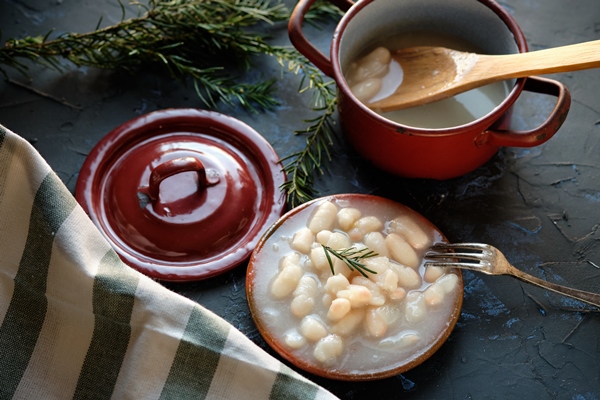 cooked white beans - Монастырская кухня: луковые котлеты, пшенная каша