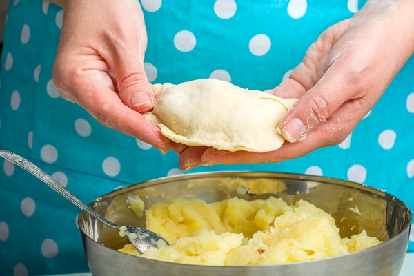 cooking dumplings with mashed potatoes in home kitchen 1 - Монастырская кухня: вареники с картошкой, яблоки в тесте