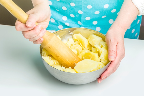 cooking dumplings with mashed potatoes in home kitchen - Монастырская кухня: вареники с картошкой, яблоки в тесте