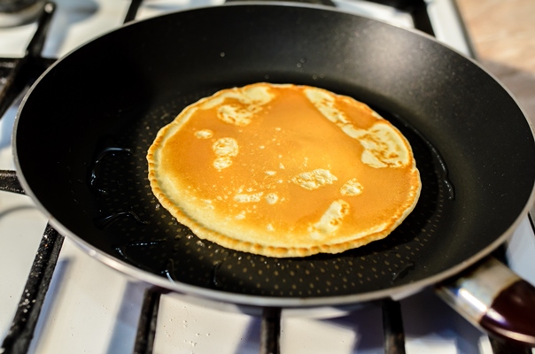 cooking pancakes in a frying pan 1 1 - Панкейки с мускатным орехом