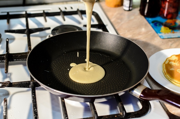 cooking pancakes in a frying pan 2 - Блинчики с сёмгой и сливочным сыром