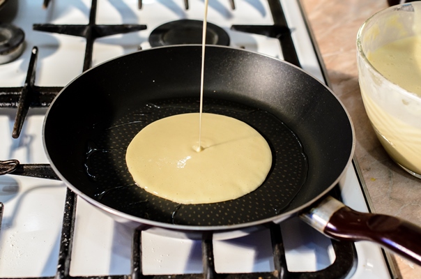 cooking pancakes in a frying pan 3 - Блинчатый пирог с грибами