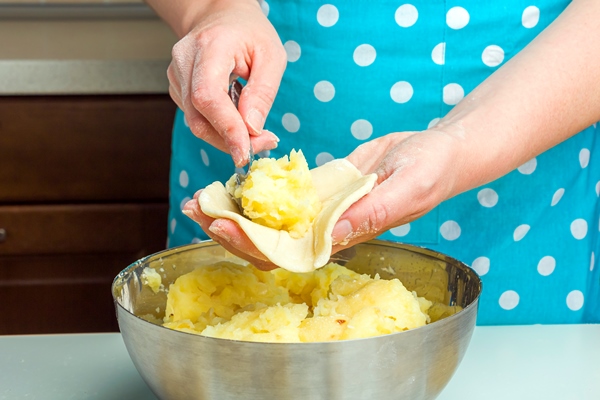 cooking vegetarian dumplings with mashed potatoes in home kitchen - Монастырская кухня: вареники с картошкой, яблоки в тесте