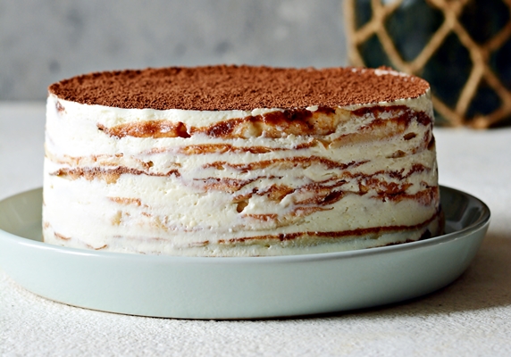 crepe cake made of thin crepe with butter cream cocoa chocolate freeze dried strawberries 1 - Шоколадный блинный торт