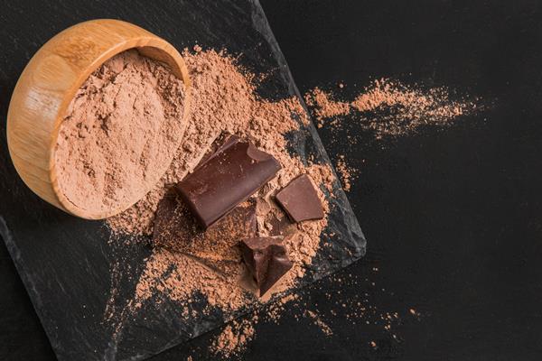 dark composition of chocolate with copy space - Овсянка с какао без варки