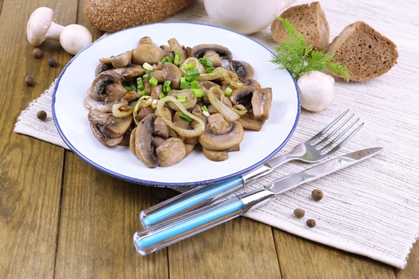 delicious fried mushrooms on plate on table closeup - Монастырская кухня: суп-пюре морковно-тыквенный, овощи-гриль, салат из красной фасоли с грибами и сухарями