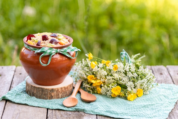 delicious oatmeal porridge with fruit in nature - Монастырская кухня: овсянка с луком и изюмом, квашеная капуста