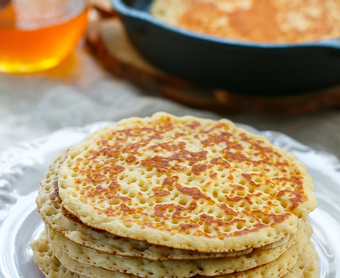 delicious sweet american pancakes with honey - Ванильные панкейки