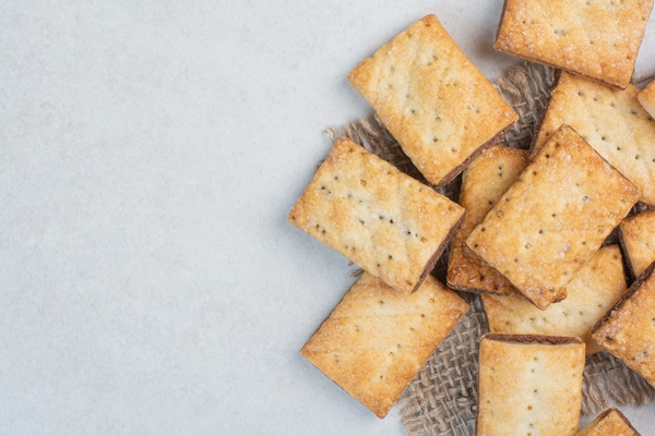 delicious sweet crackers on sackcloth on white background high quality photo - Монастырская кухня: пшённая каша в тыкве, постное печенье на рассоле