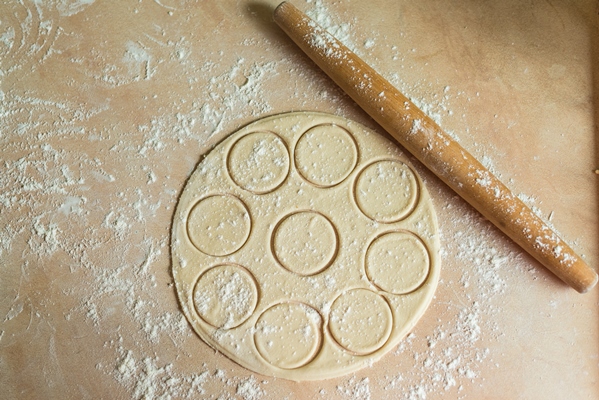dough rolled with circles rolling pin - Пирожки из пресного теста