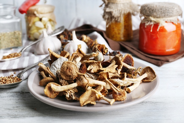 dried mushrooms in plate on wooden background - Монастырская кухня: ржаные пирожки с горохом, постный рассольник