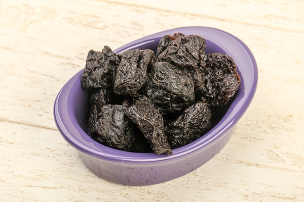 dried plums - Монастырская кухня: рисовая каша с малиной, пирожное с черносливом