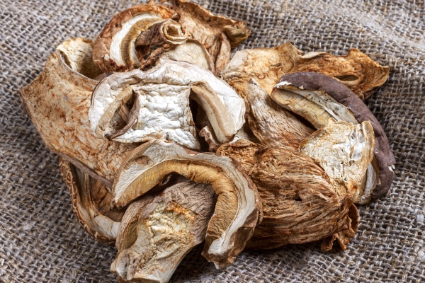 dried porcini mushrooms on sackcloth top view - Монастырская кухня: пшённые биточки с грибами, жареные пирожки с повидлом