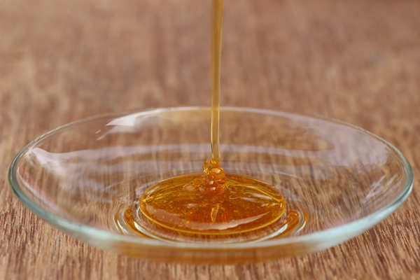 dripping fresh honey on a glass plate - Монастырская кухня: рис с чечевицей, яблочный мусс