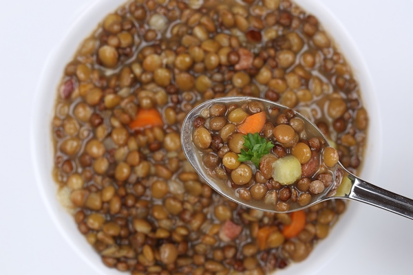 eating lentil soup stew with lentils on spoon from above - Монастырская кухня: суп из кабачков, тёплый салат из чечевицы